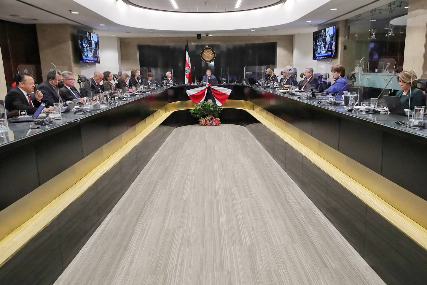 Un grupo de personas en una estación
Descripción generada automáticamente con confianza media